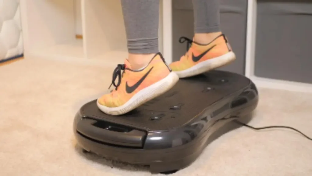 exercice d'élevation du mollet sur une plateforme vibrante bluefin fitness 3D