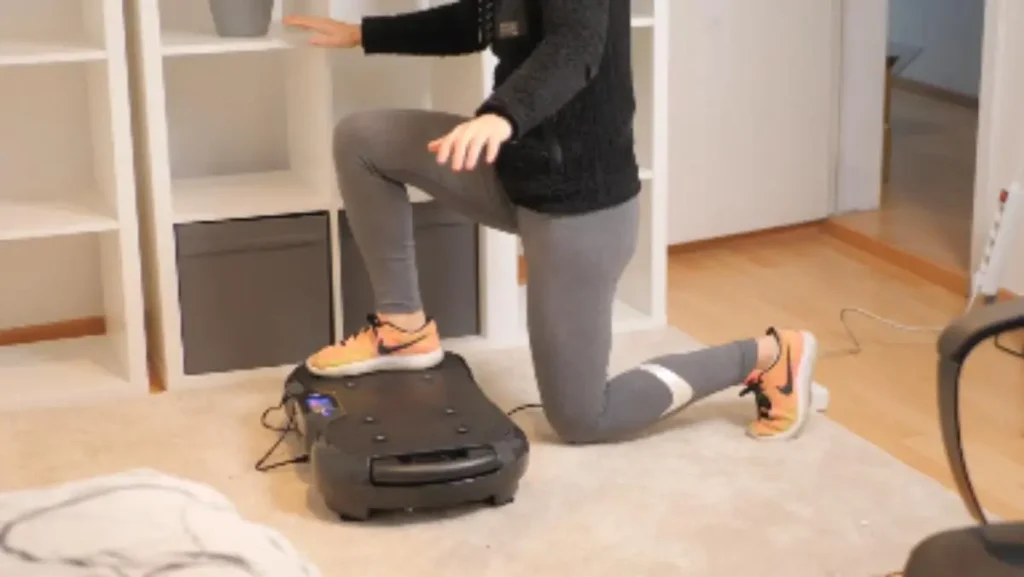 mouvement de flexion des cuisses sur une plateforme vibrante bluefin