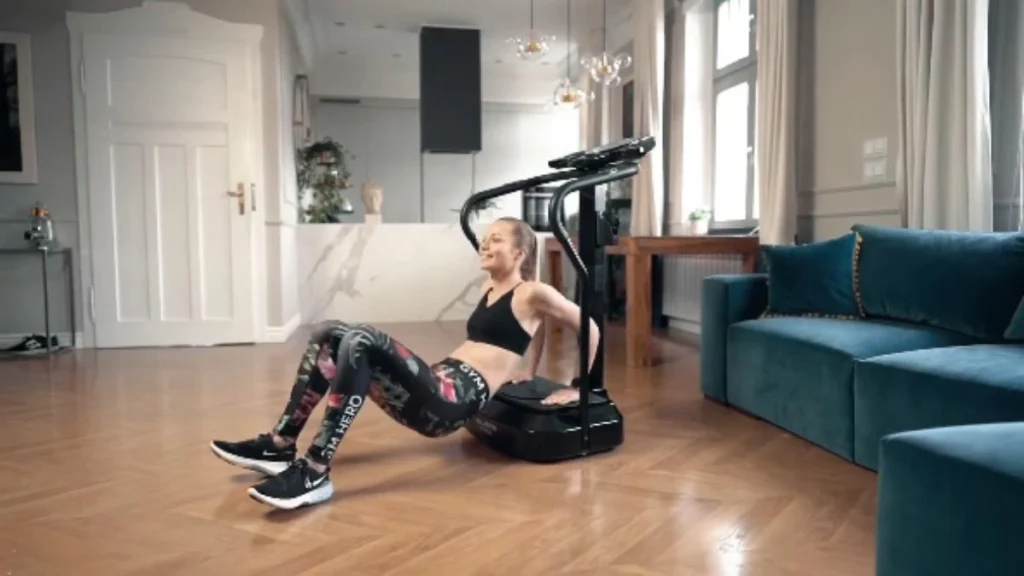 exercice de mouvement des bras sur une plateforme vibrante bluefin fitness pro