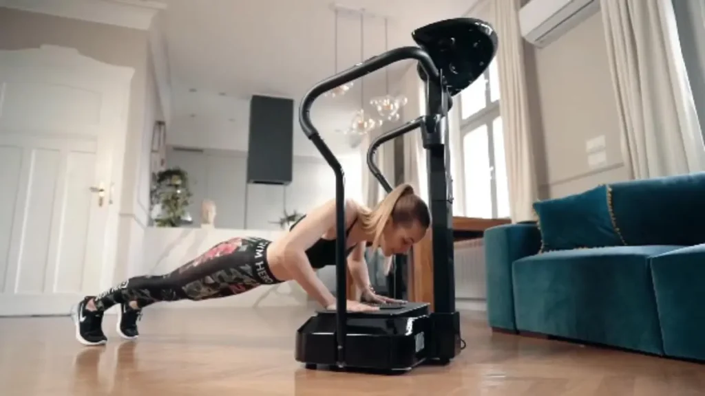 Sportive s'entrainant sur une plateforme vibrante Bluefin Fitness Pro