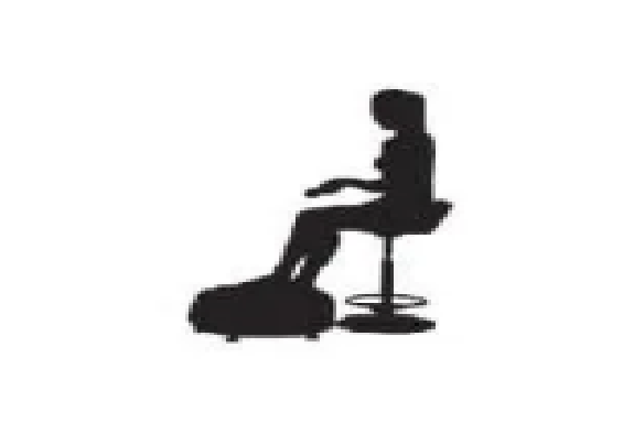 personne en position assise sur une chaise avec la plangte du pied posée sur une plateforme vibrante weightworld