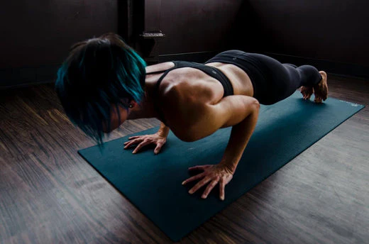 sportive faisant l'échauffement métabollique