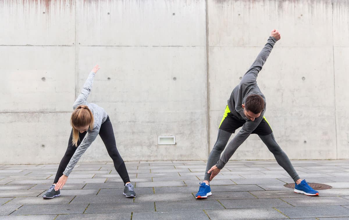 échauffement sportif matinal de deux sportifs