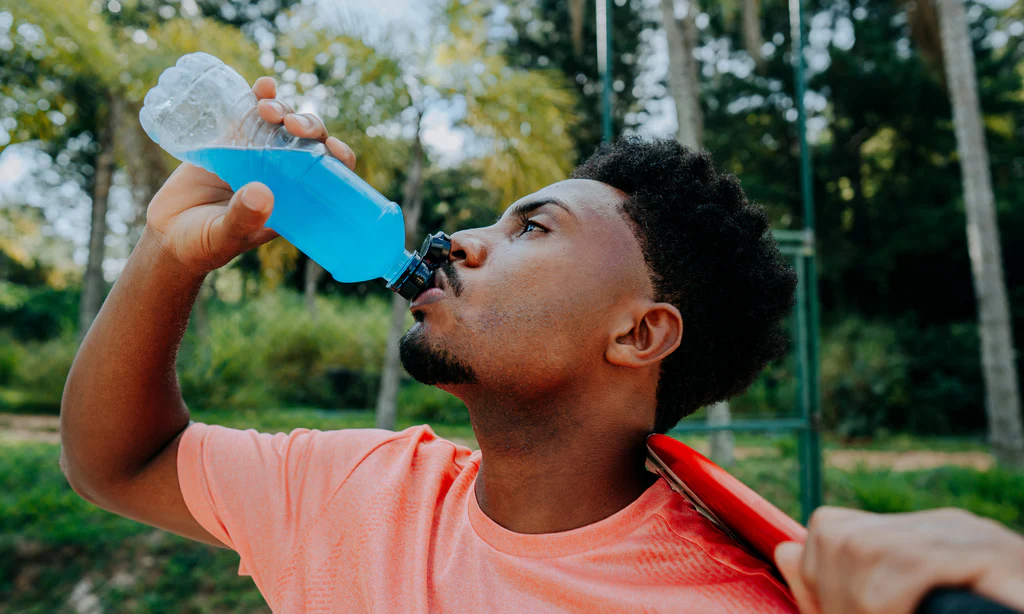 sportif buvant une boisson électolyte après entrainement